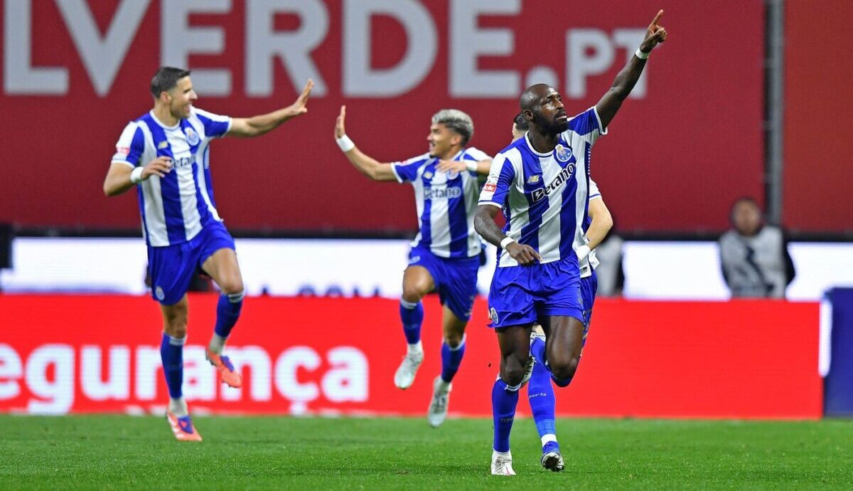 FC Porto, liderul din Liga Portugal, a deschis scorul într-o partidă cu Famalicao, în timp ce Sporting Lisabona a învins Santa Clara într-un meci spectaculos, cu șapte goluri