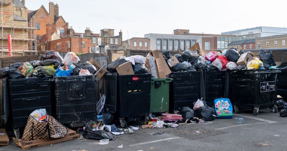 Bărbat caută avere digitală printre gunoaie de 12 ani. Un caz șocant