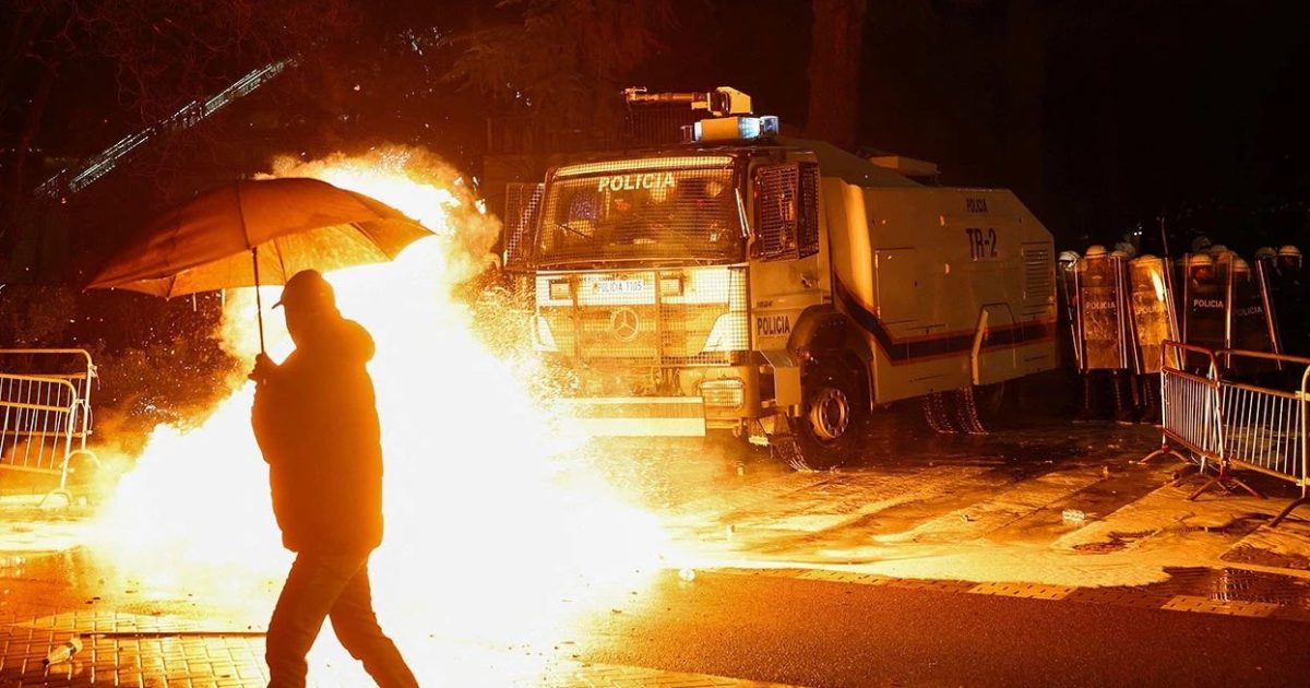 Arestări în Tirana: Trei parlamentari spitalizați după ciocniri violente