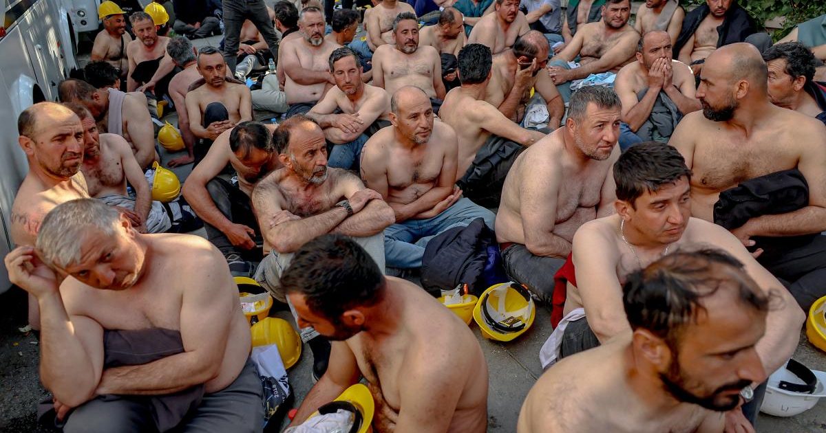 Mineri, arestați la Ankara, la bustul gol, pentru salarii