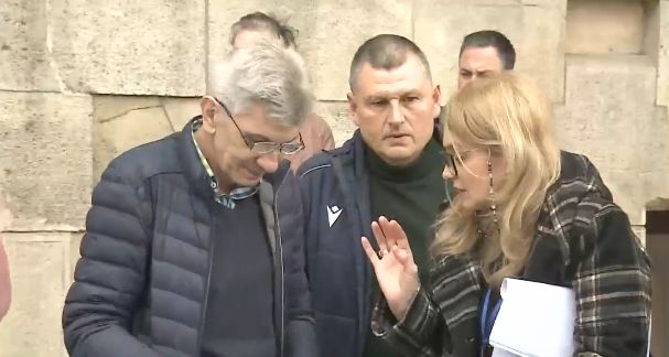 Protest la primărie: Ciucu dă afară sute de angajați