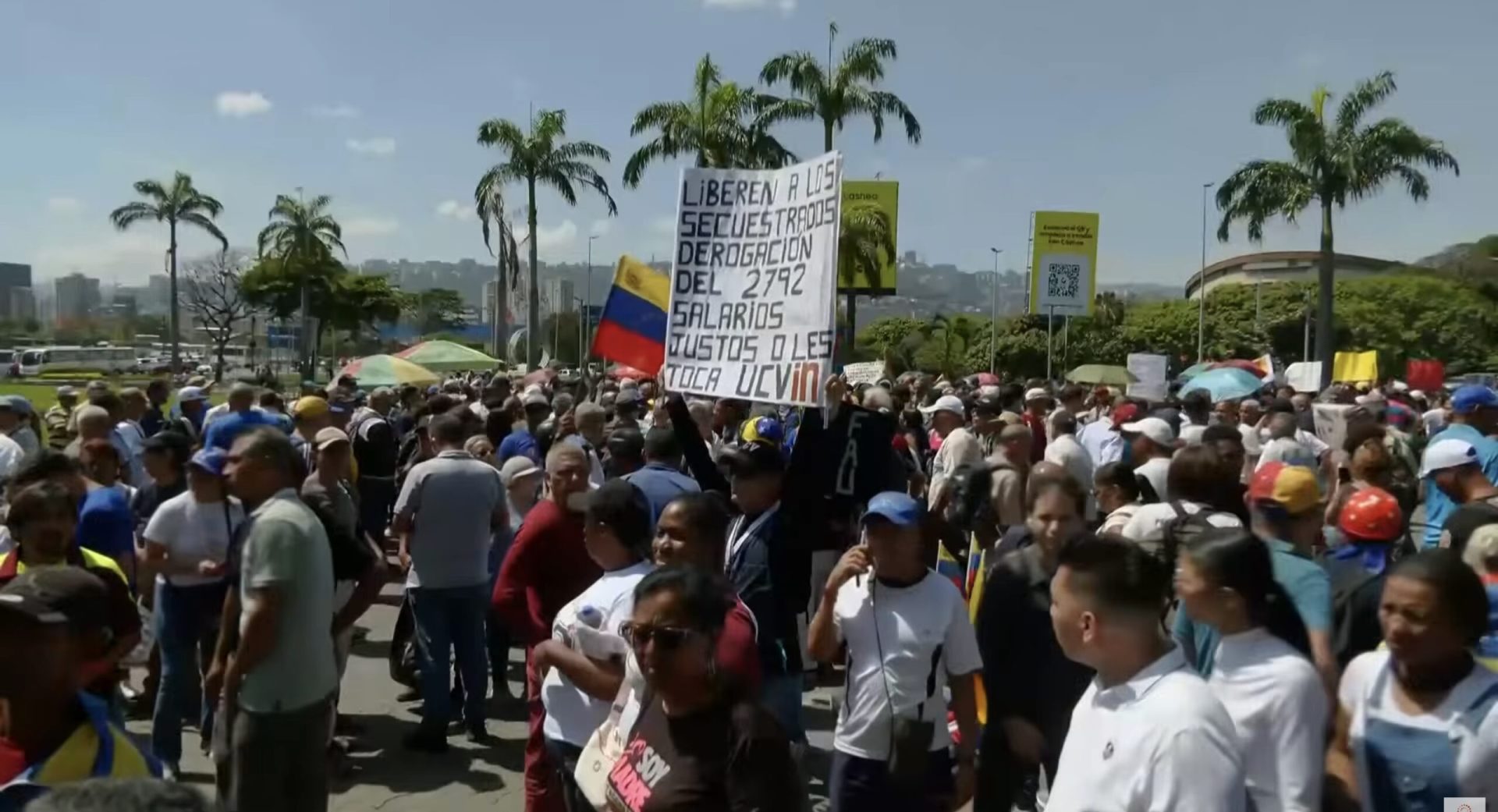Gaze lacrimogene la Caracas: Protestatarii, opriți din drumul spre palat