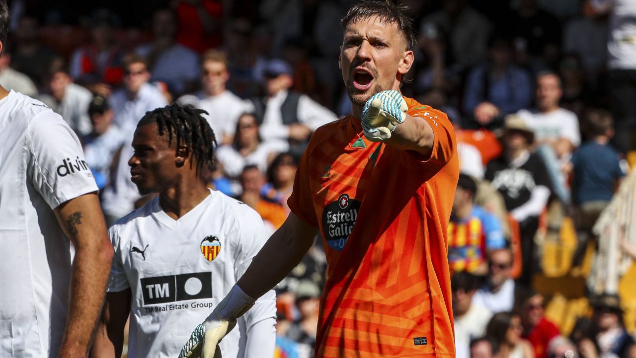 Meciurile tur din sferturile de finală ale Europa League au loc joi seară, cu startul de la ora 22:00, transmise LIVE TEXT pe Sport.ro