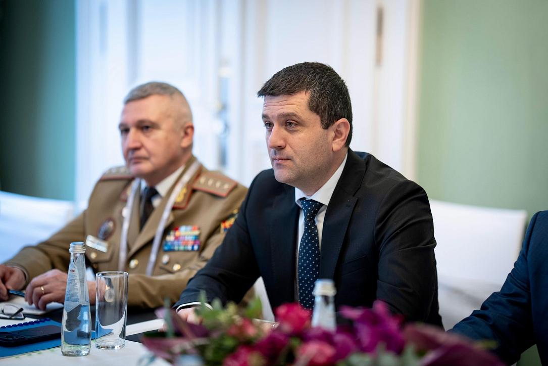 Ministrul Apărării, RADU Miruță, respinge zvonurile: România nu este „cobeligerantă” în atacurile SUA și Israelului asupra Iranului București – România nu este considerată o țară „cobeligerantă” în eventualele acțiuni militare ale Statelor Unite și Israelului împotriva Iranului