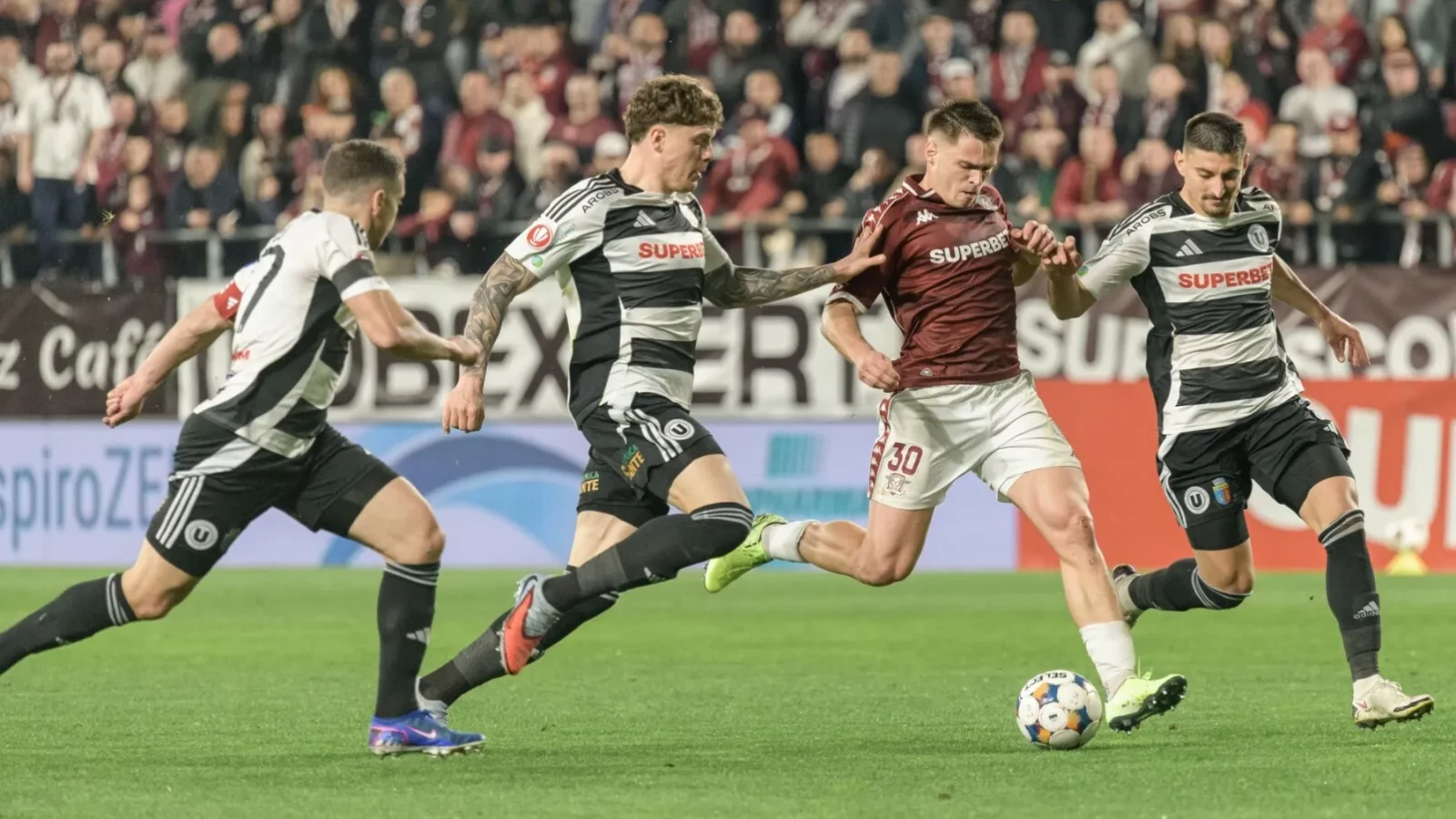 U Cluj spulberă Rapidul în Giulești și urcă în fruntea Superligii Echipa de fotbal Universitatea Cluj a învins sâmbătă seara pe terenul Rapidului cu scorul de 2-1, într-un meci disputat în cadrul etapei a treia din Superliga