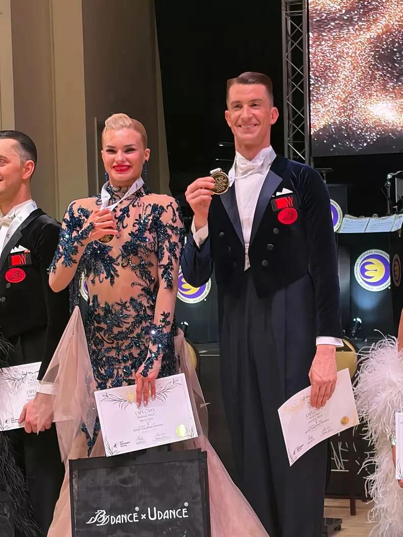 România, din nou pe podiumul mondial la dans sportiv: Rareș Cojoc și Andreea Matei, de neînvins la Blackpool BLACKPOOL, ANGLIA – Perechea de dansatori ROMÂNI Rareș Cojoc și Andreea Matei a urcat pe cea mai înaltă treaptă a podiumului la GrandSlam-ul WDSF (World Dance Sport Federation) de la Blackpool, Marea Britanie