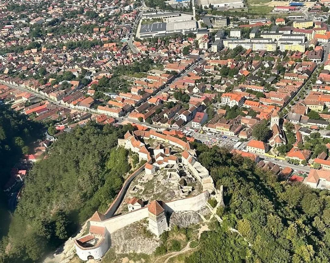 Orașul Râșnov demarează lucrările de restaurare a Cetății, cu termen limită pentru oferte pe 11 mai Orașul Râșnov a făcut publică intenția de a restaura faimoasa Cetate Râșnov, lansând licitația pentru lucrări