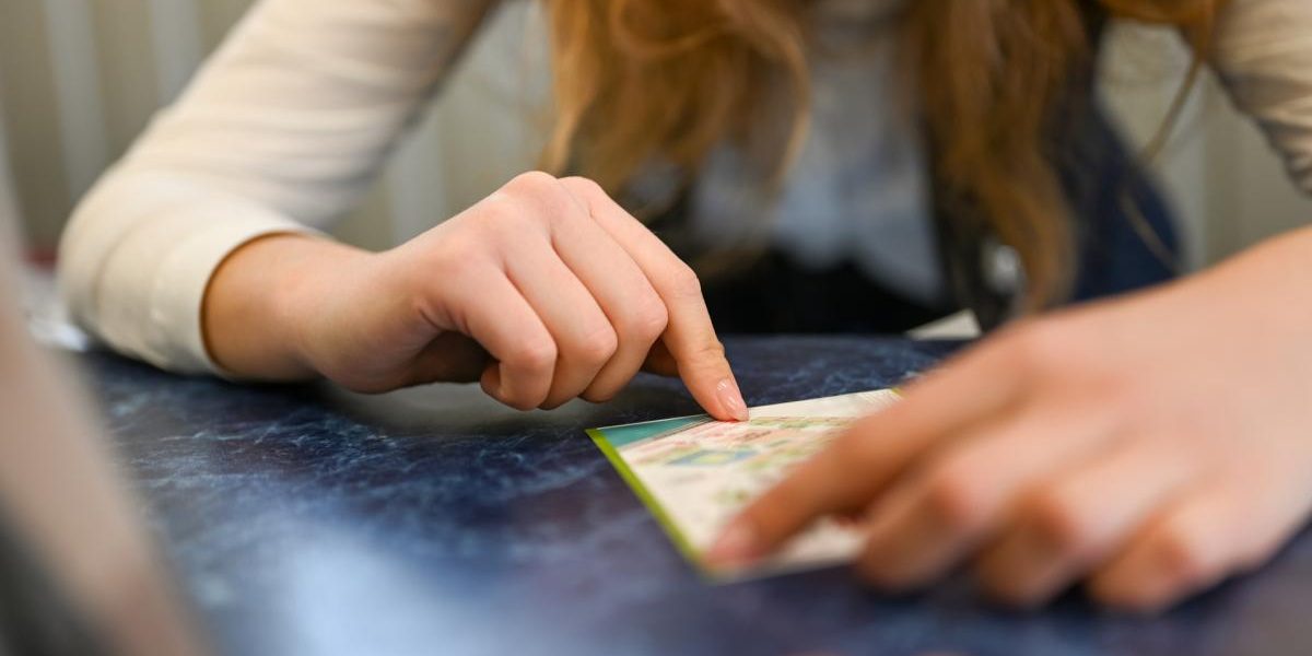 Răsturnare de situație: Românca fugară cu biletul de 500.000 de euro, blocată