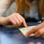 Răsturnare de situație: Românca fugară cu biletul de 500.000 de euro, blocată