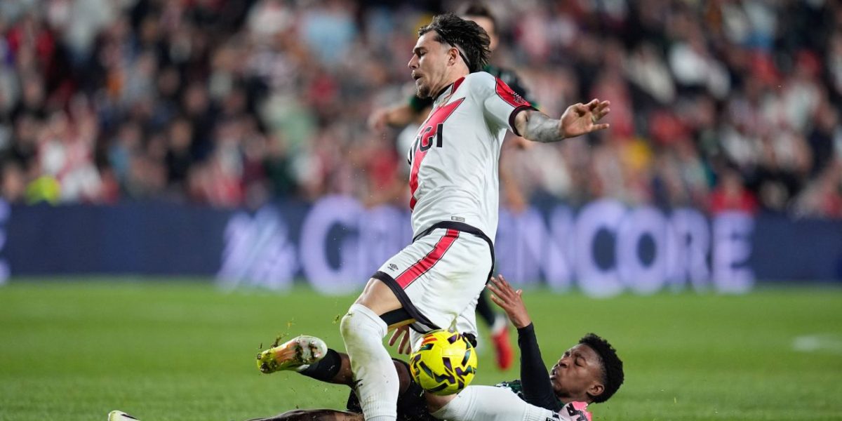 Rațiu titular, Marin rezervă: Rayo Vallecano învinge AEK Atena cu 1-0, după două minute