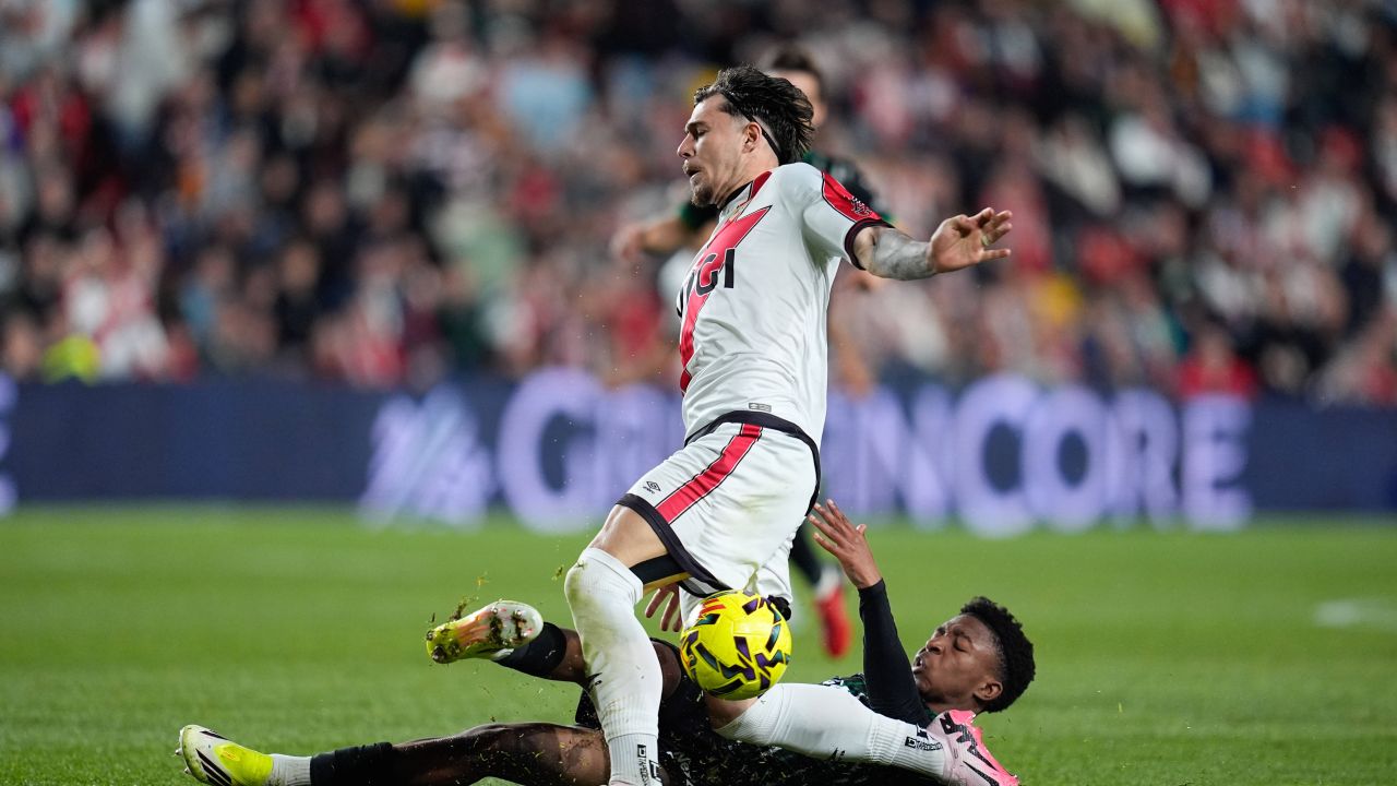 Meciul dintre Rayo Vallecano și AEK Atena, cu Andrei Rațiu și Răzvan Marin, a început cu un gol rapid marcat de echipa spaniolă