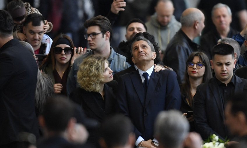 Răzvan Lucescu, copleșit de emoții la adio pentru Mircea Lucescu Răzvan Lucescu a fost vizibil afectat la ceremonia de adio pentru tatăl său, Mircea Lucescu, unul dintre cei mai mari antrenori din istoria fotbalului românesc