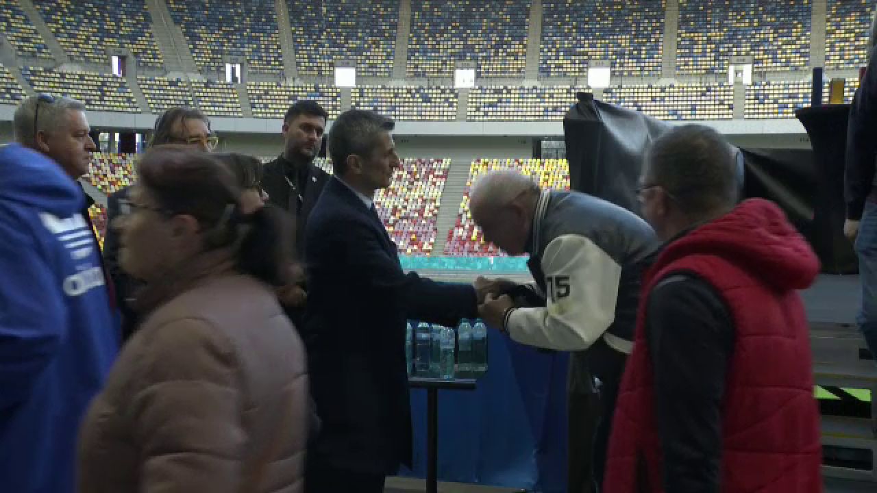 Sicriul cu trupul neînsuflețit al lui Mircea Lucescu a fost depus marți la Arena Națională, sute de oameni având posibilitatea să-și ia rămas bun de la legendarul antrenor