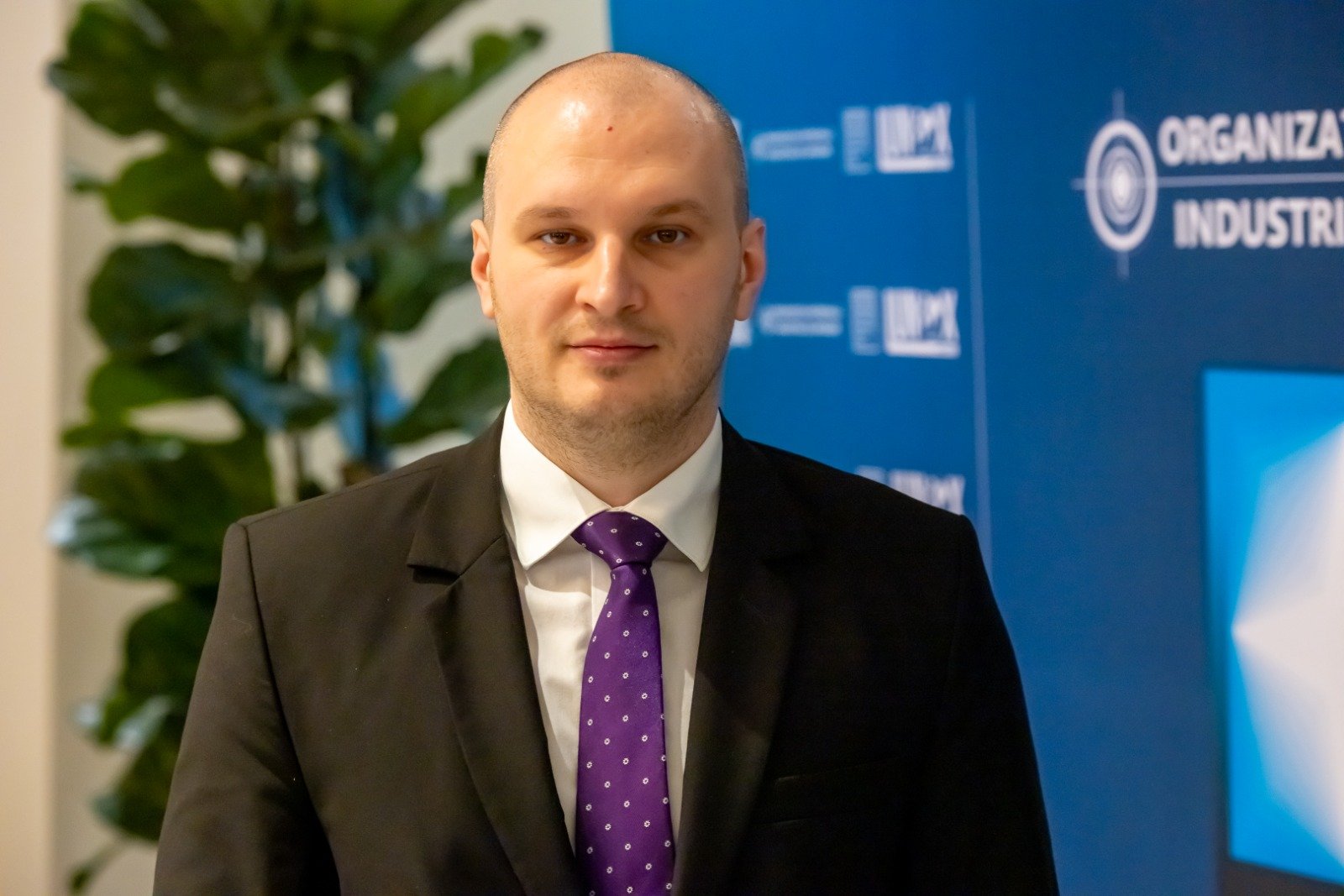 Programul SAFE: Oportunitatea de revitalizare a industriei de apărare românești Organizația Patronală a Industriei de Apărare (OPIA) consideră că programul SAFE, cu o alocare de 16,7 miliarde de euro din partea Uniunii Europene, reprezintă o șansă crucială pentru modernizarea și dezvoltarea producției autohtone de armament