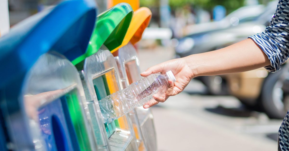 Gunoiul, reguli noi din 31 Martie: Ce NU arunci la reciclare?