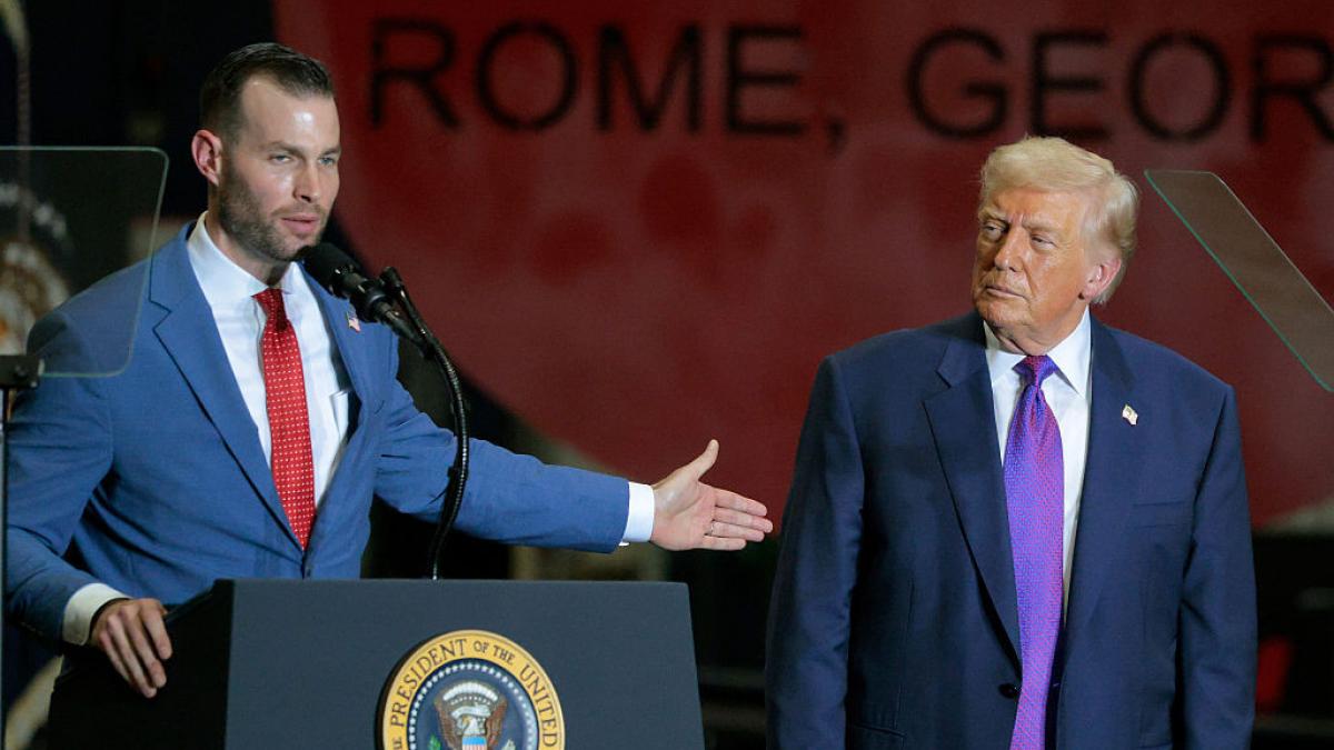 Republicanii au câștigat o cursă specială în Georgia, dar rezultatul ascunde semnale de alarmă pentru Donald Trump, indicând o posibilă schimbare în preferințele electoratului american, cu mai puțin de un an înainte de alegerile prezidențiale