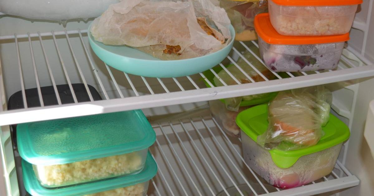 Cât rezistă mâncarea-n frigider? Greșelile fatale care provoacă toxiinfecții