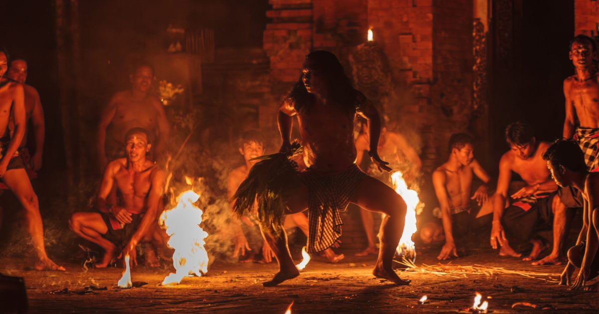 De ce ne schimbăm noaptea? Psihologii și antropologii dezvăluie secretele