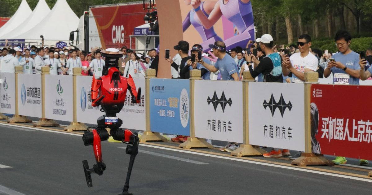 Robot Umanoid, performanță uluitoare la Beijing: Bat recordul mondial la semimaraton