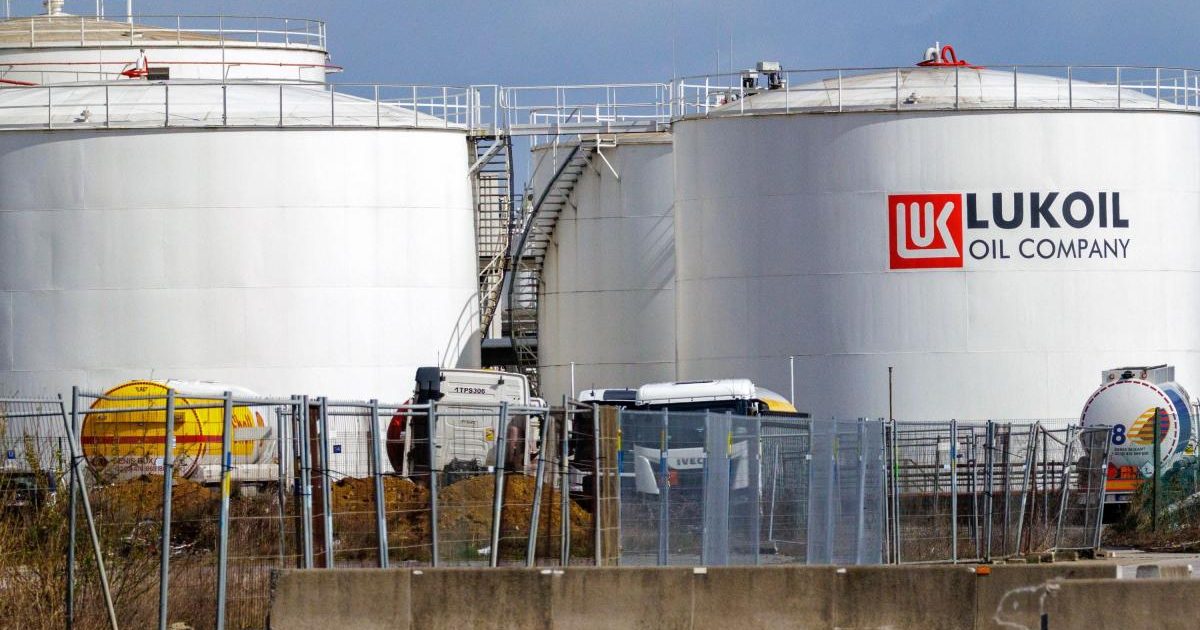 România, acordul SUA: Rafinăria Petrotel Lukoil, repornită. Ivan promite prețuri mici