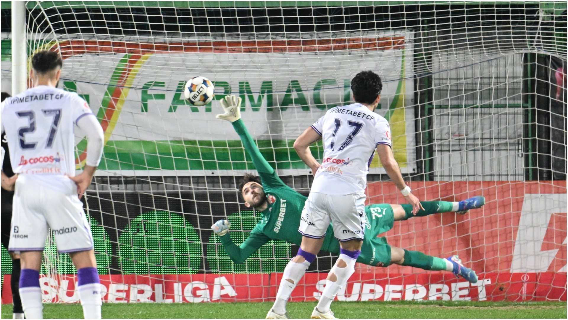 Dinamo, în cădere liberă: șase meciuri fără victorie și șanse tot mai mici la cupele europene Bucureștiul se confruntă cu o perioadă dificilă pentru fanii lui Dinamo