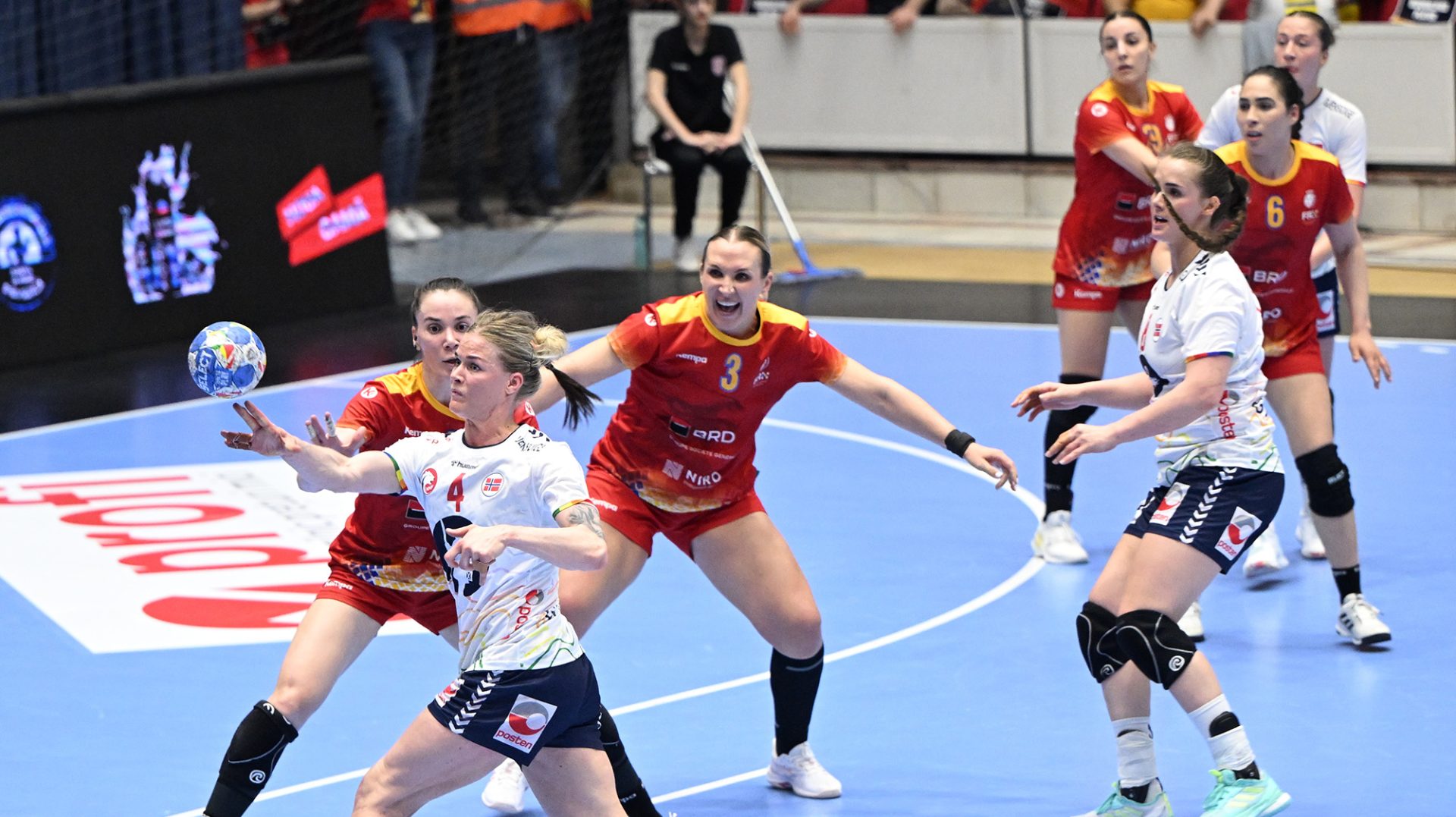 Naționala feminină de handbal a României a suferit o înfrângere umilitoare în fața Norvegiei, pe teren propriu, scor 25-45, un rezultat șocant chiar și pentru forul european de handbal
