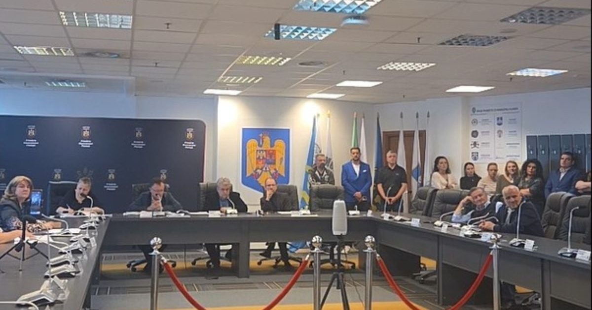 Ședința cu scandal la Ploiești: Consilierii se încaieră pe posturile din primărie