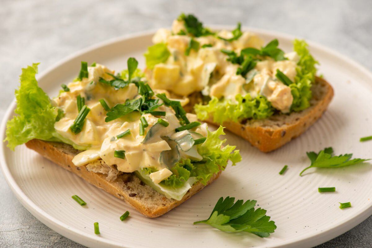 Salata de ouă, o alegere rapidă și gustoasă pentru orice moment al zilei Salata de ouă, un preparat clasic și versatil, se dovedește a fi o opțiune excelentă pentru cei care doresc un preparat rapid, hrănitor și plin de savoare