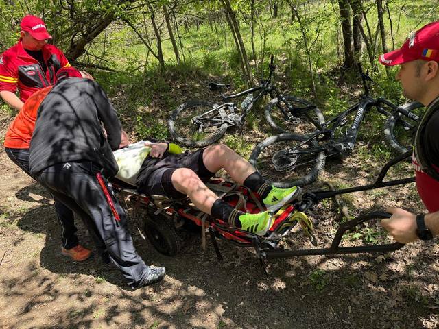 Salvamontiștii din Maramureș, intervenție dificilă pentru un ciclist accidentat în Baia Sprie