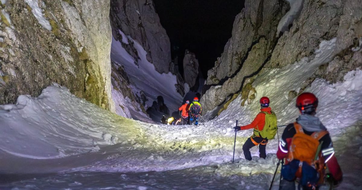 Noapte grea în Piatra Craiului: Salvamontiștii din Zărnești, în misiune dificilă