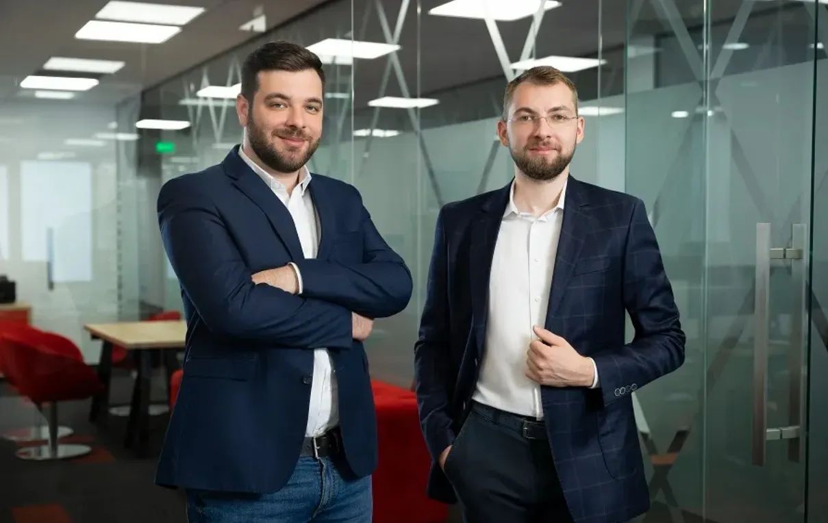 București – Antreprenorii români care au fondat platforma SanoPass în 2019 și au vândut-o, trei ani mai târziu, companiei de servicii medicale private MedLife, investesc într-un startup care urmărește să schimbe modul în care brandurile sunt recomandate prin intermediul inteligenței artificiale