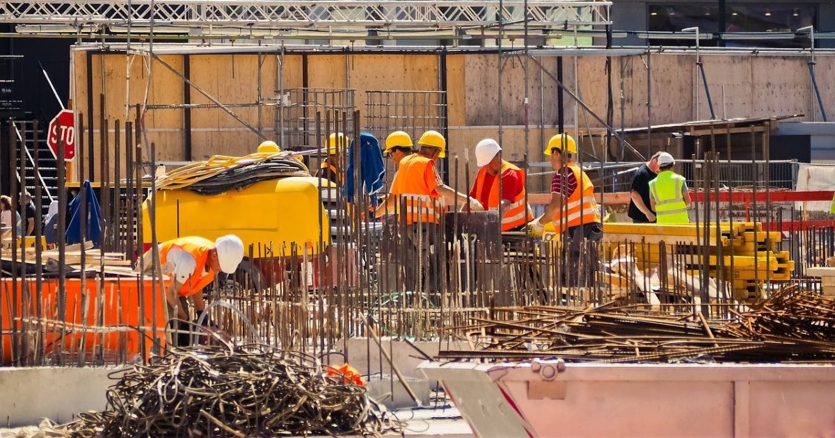 Românii, campioni la muncă: Depășesc recordul de ore lucrate în UE
