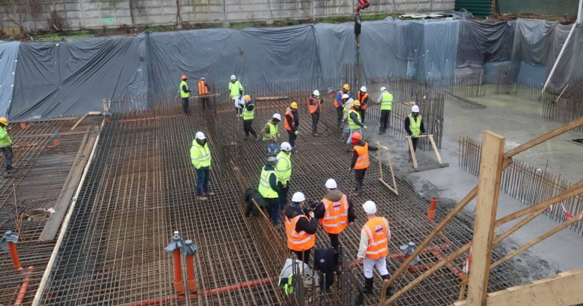 Criză în construcții: Românii fug, șantierele se opresc, viitorul incert