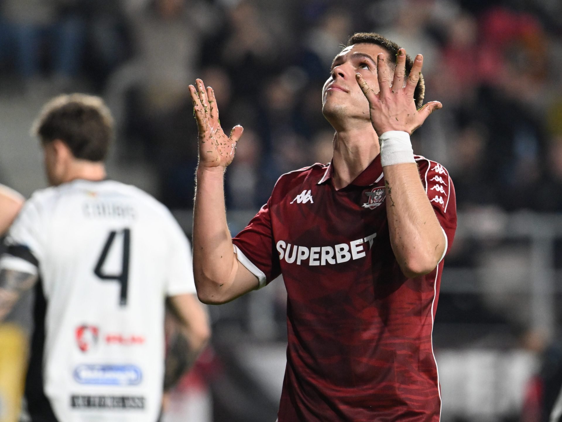 Rapid – U Cluj: „Șapte lanțuri și-o cătușă” blochează drumul spre titlu pentru giuleșteni Într-un meci cu o miză uriașă în lupta pentru titlu, Rapid a pierdut în fața celor de la U Cluj cu scorul de 1-2, pe teren propriu