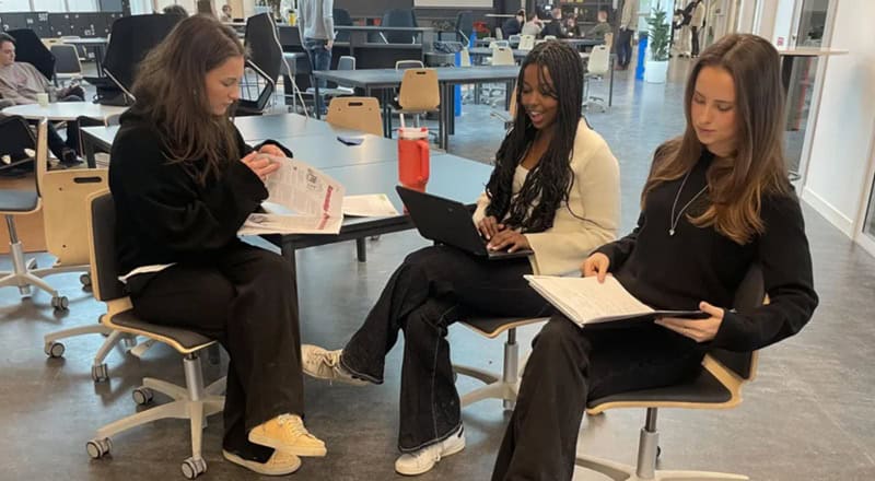 Suedia revine la manuale clasice: Scrisul de mână salvează alfabetizarea