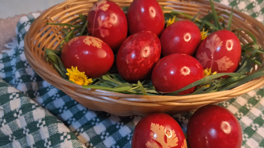 Vopsirea ouălor de Paște: metode tradiționale și trucuri pentru rezultate spectaculoase Pentru mulți români, apropierea sărbătorilor pascale înseamnă, printre altele, vopsirea ouălor