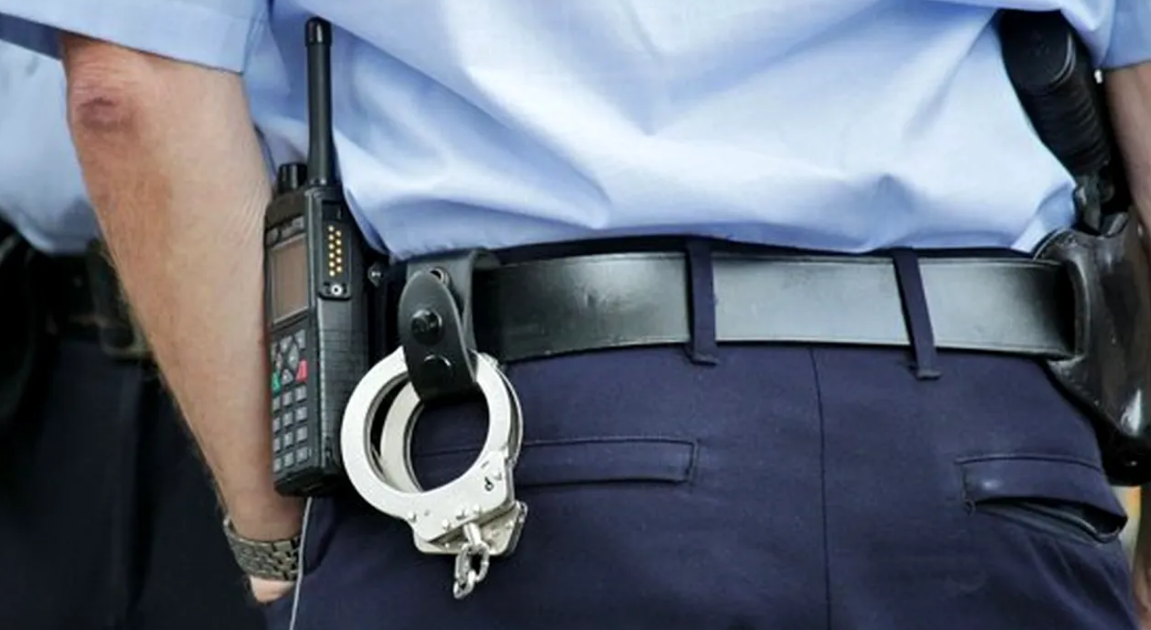 Femeie, reținută după ce a lovit un polițist cu piatra în timpul unui scandal