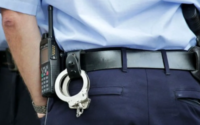 Femeie, reținută după ce a lovit un polițist cu piatra în timpul unui scandal