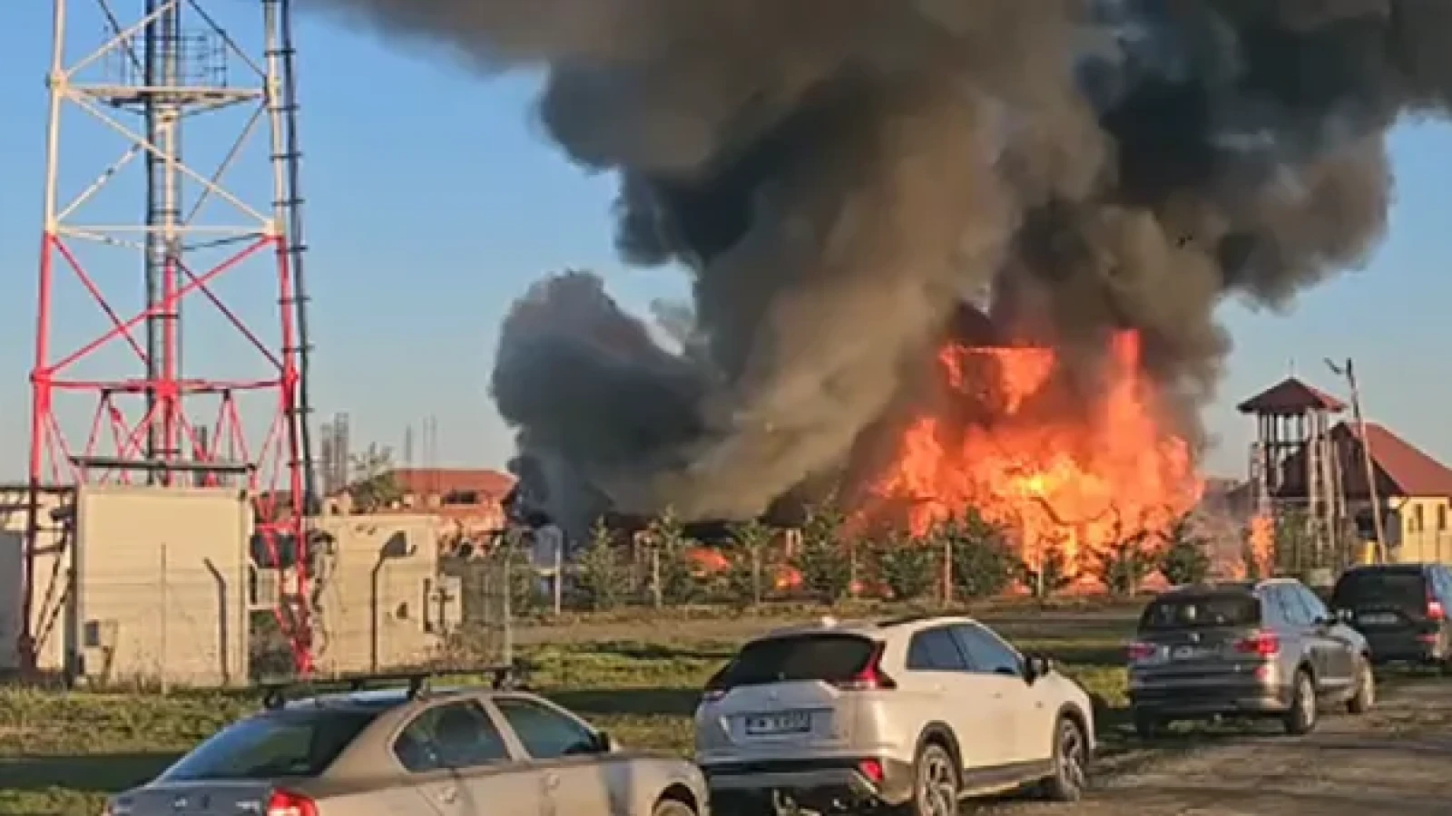 Un incendiu puternic a izbucnit marți dimineața la o biserică din lemn din Săcălaz, județul Timiș, chiar în timpul Săptămânii Patimilor