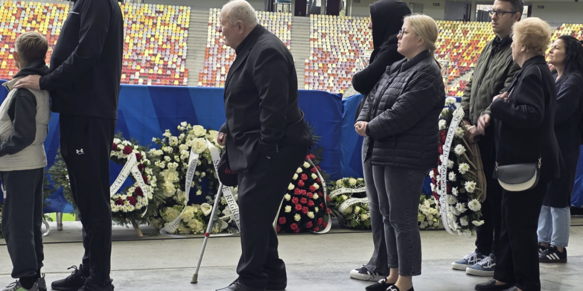 Cine este bătrânul cu baston la căpătâiul lui Mircea Lucescu