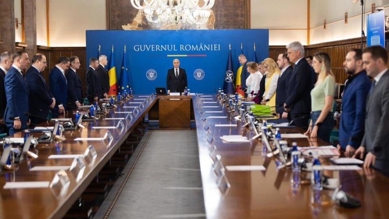 Guvernul a ținut un moment de reculegere în memoria antrenorului Mircea Lucescu În debutul ședinței de joi, membrii Guvernului au ținut un moment de reculegere în memoria legendarului antrenor Mircea Lucescu