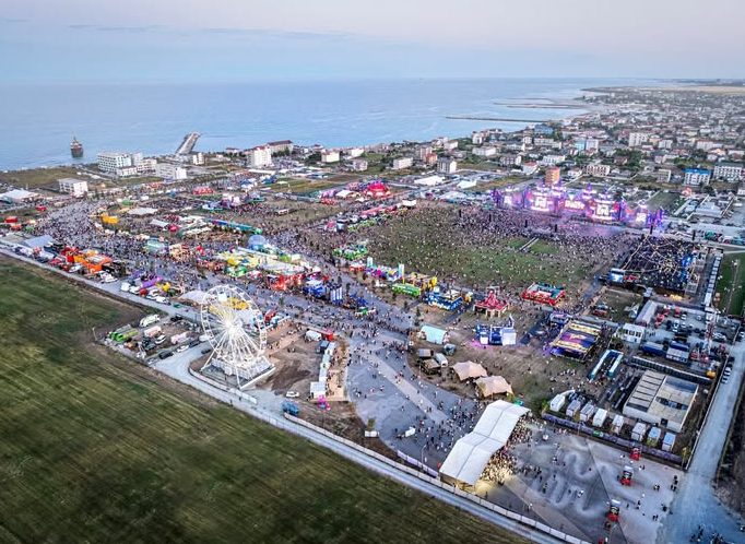 Selly aduce două milioane de euro în economia locală cu festivalul NIBIRU Vloggerul Selly a anunțat vânzarea a peste 10.000 de abonamente de trei zile pentru festivalul NIBIRU, la doar patru zile de la lansare