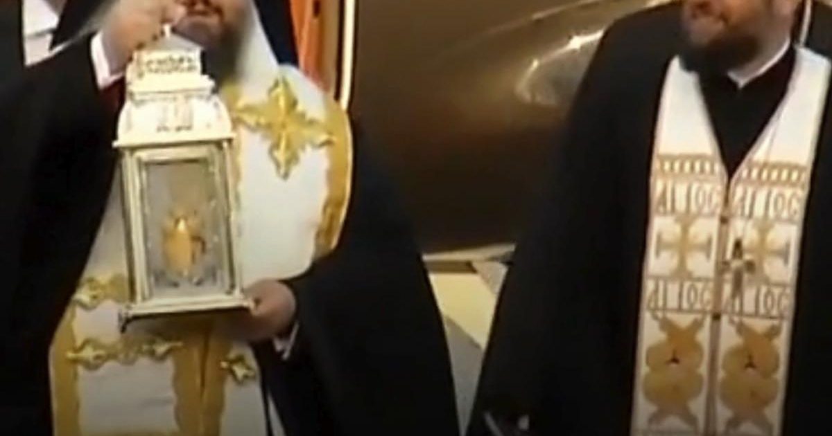 Sfânta Lumină a ajuns în România: Flăcările au fost aduse de la Ierusalim