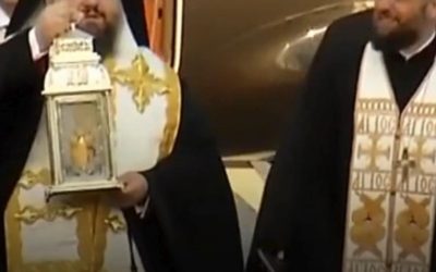 Sfânta Lumină a ajuns în România: Flăcările au fost aduse de la Ierusalim