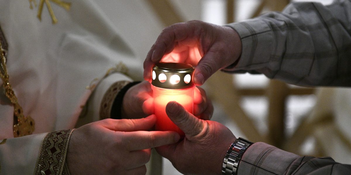 sfanta-lumina-inviere-hristos-a-inviat-paste-pasti.jpg - NewsFactor