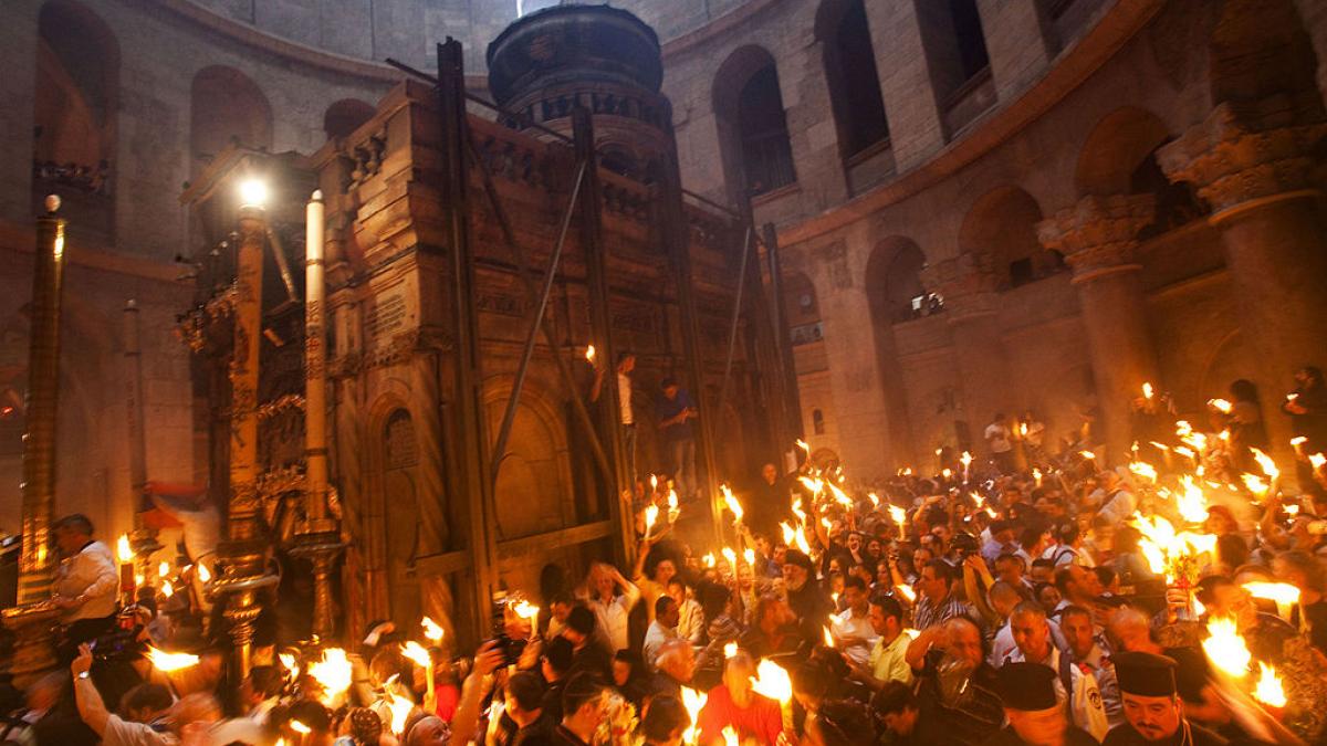 Sfânta Lumină va fi adusă în România cu o cursă specială din Ierusalim, în Sâmbăta Mare În ciuda conflictului din Orientul Mijlociu, Sfânta Lumină de la Ierusalim va ajunge în România în Sâmbăta Mare