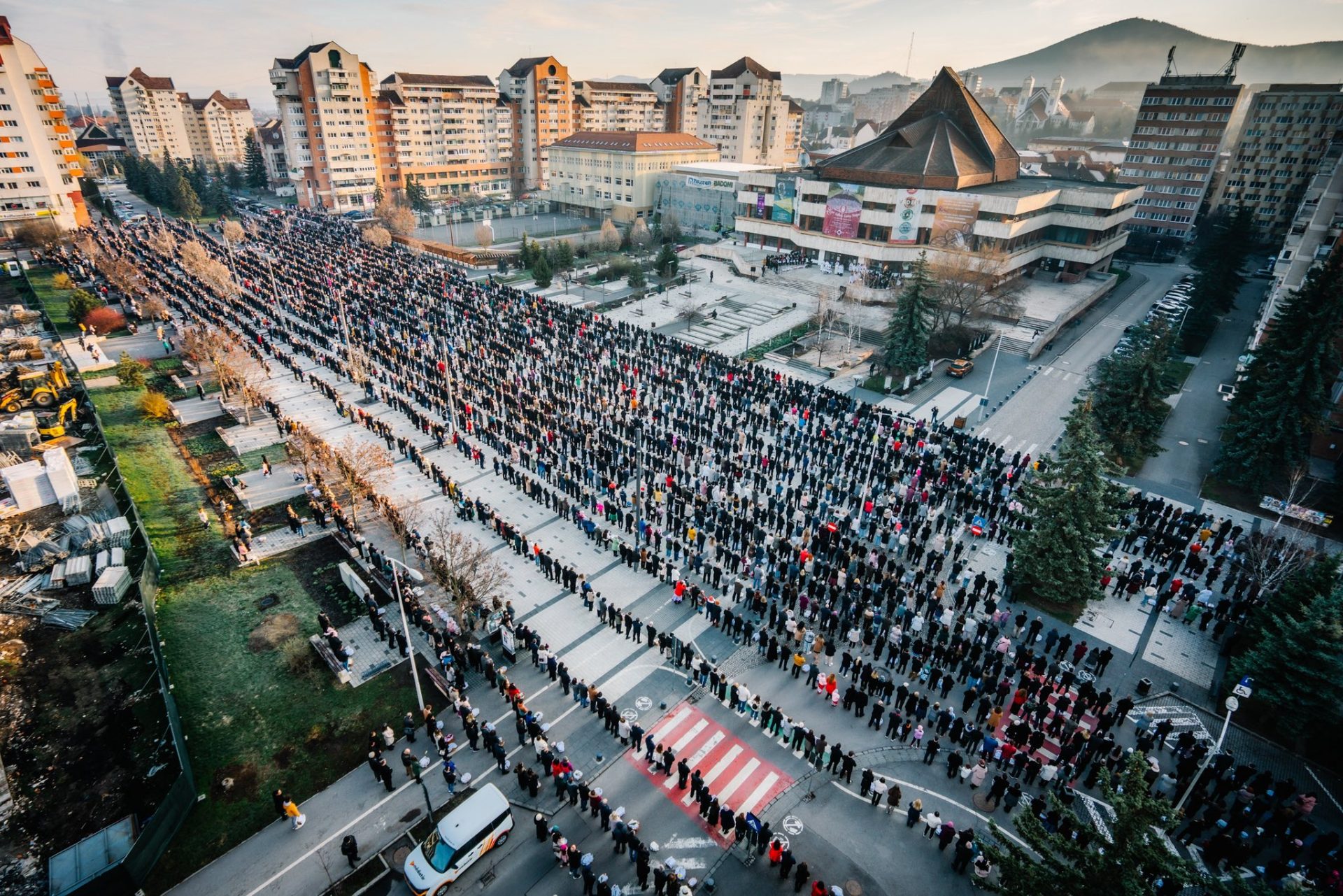 Mii de credincioși, aliniați perfect în centrul orașului Miercurea Ciuc, au celebrat tradiția sfințirii bucatelor de Paște, imaginile fiind postate pe pagina de Facebook a liderului UDMR, Kelemen Hunor