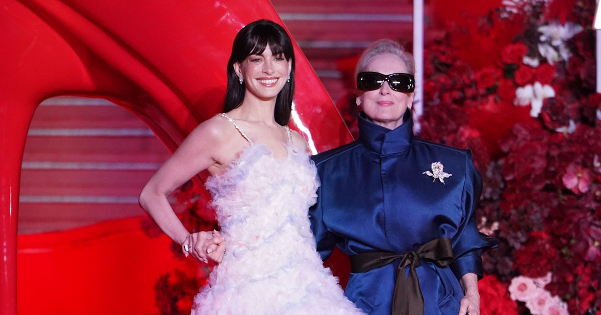 Anne Hathaway și Meryl Streep, secrete „diabolice” pe covorul roșu