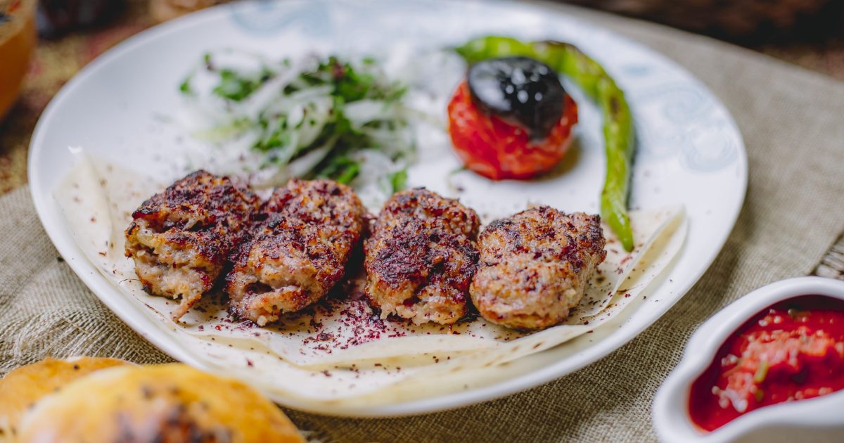 Chiftele suculente la cuptor: Rețeta perfectă cu sos Ladolemono