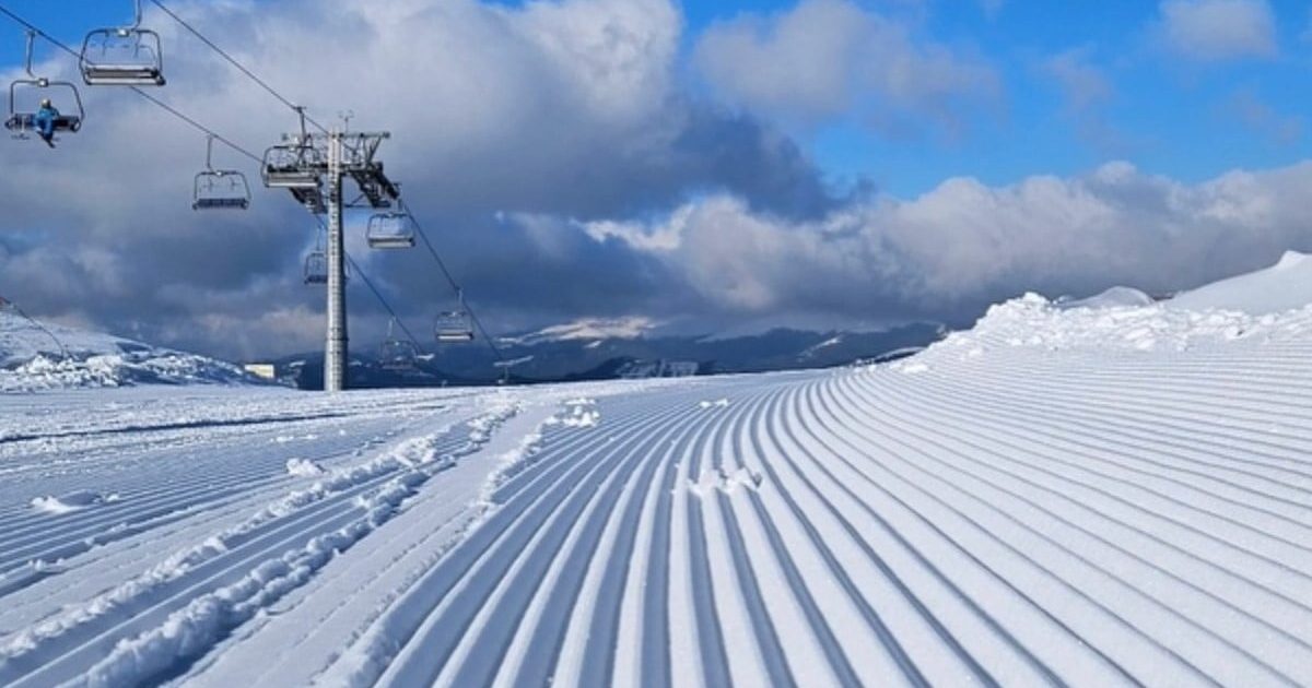 Stațiunea montană care dă pârtiile GRATUIT de Paște: Unde poți schia?